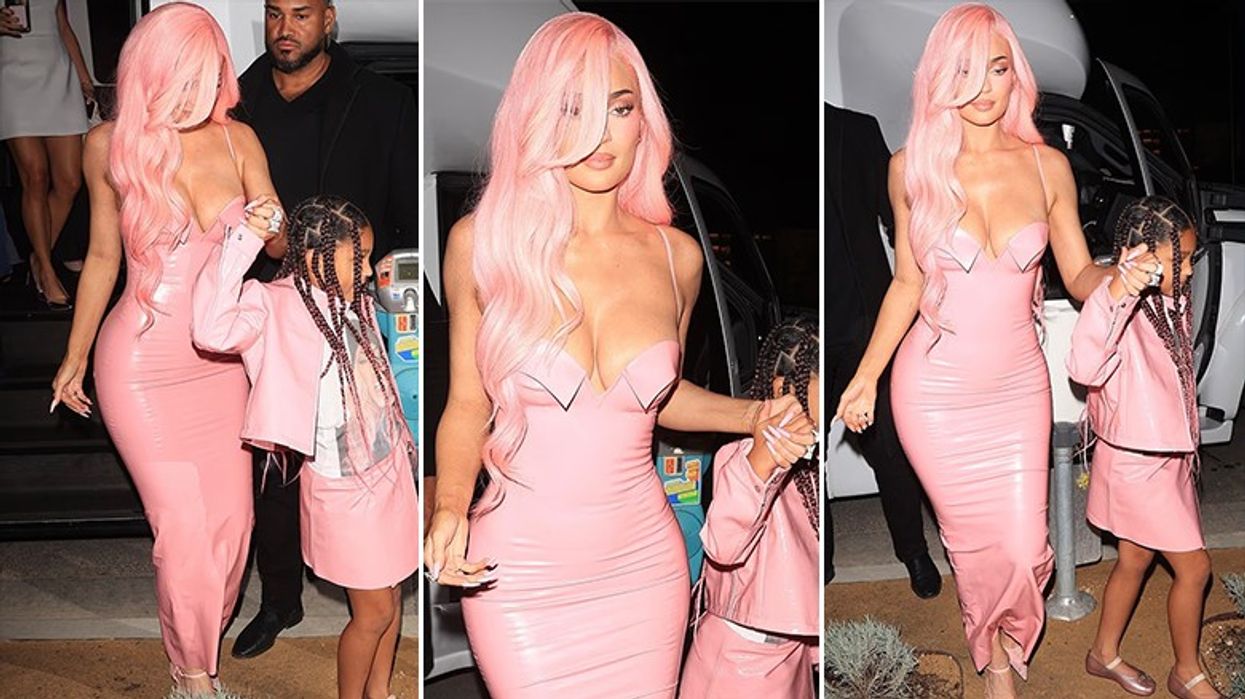 Kylie Jenner shkëlqen e veshur me një fustan latex ngjyrë rozë, ndërsa thekson linjat trupore