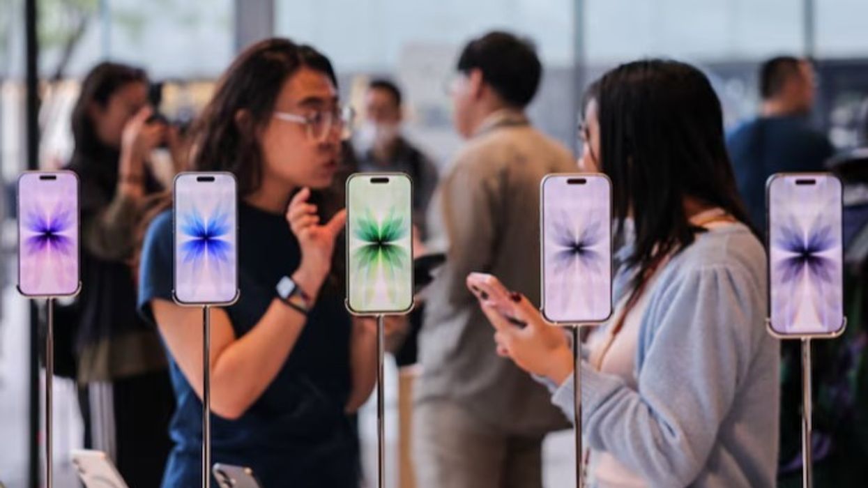 Apple i afrohet vlerësimit prej 4 trilionë dollarësh, ndërsa aksionet rriten për shkak të kërkesës së fortë për iPhone 17