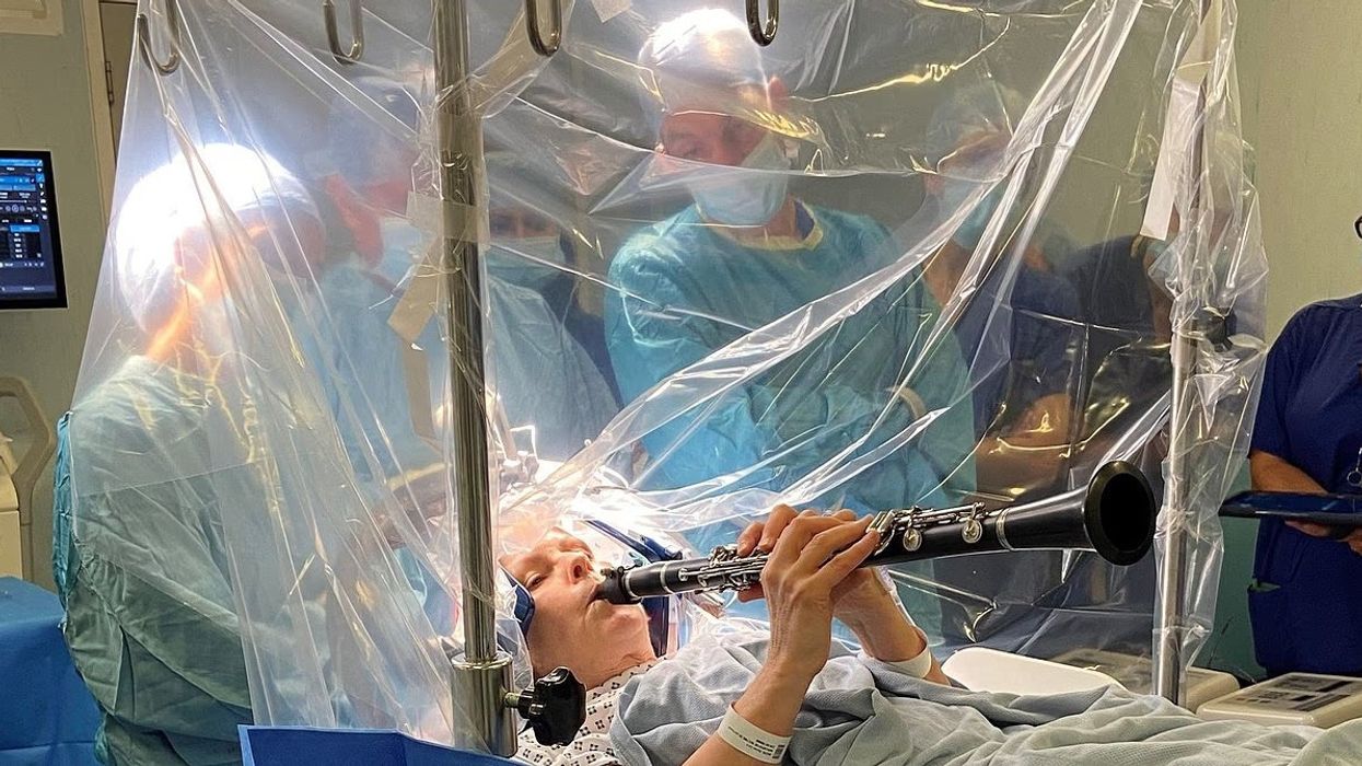 Pacientja që vuan nga Parkinsoni, luajti klarinetë gjatë operacionit në tru