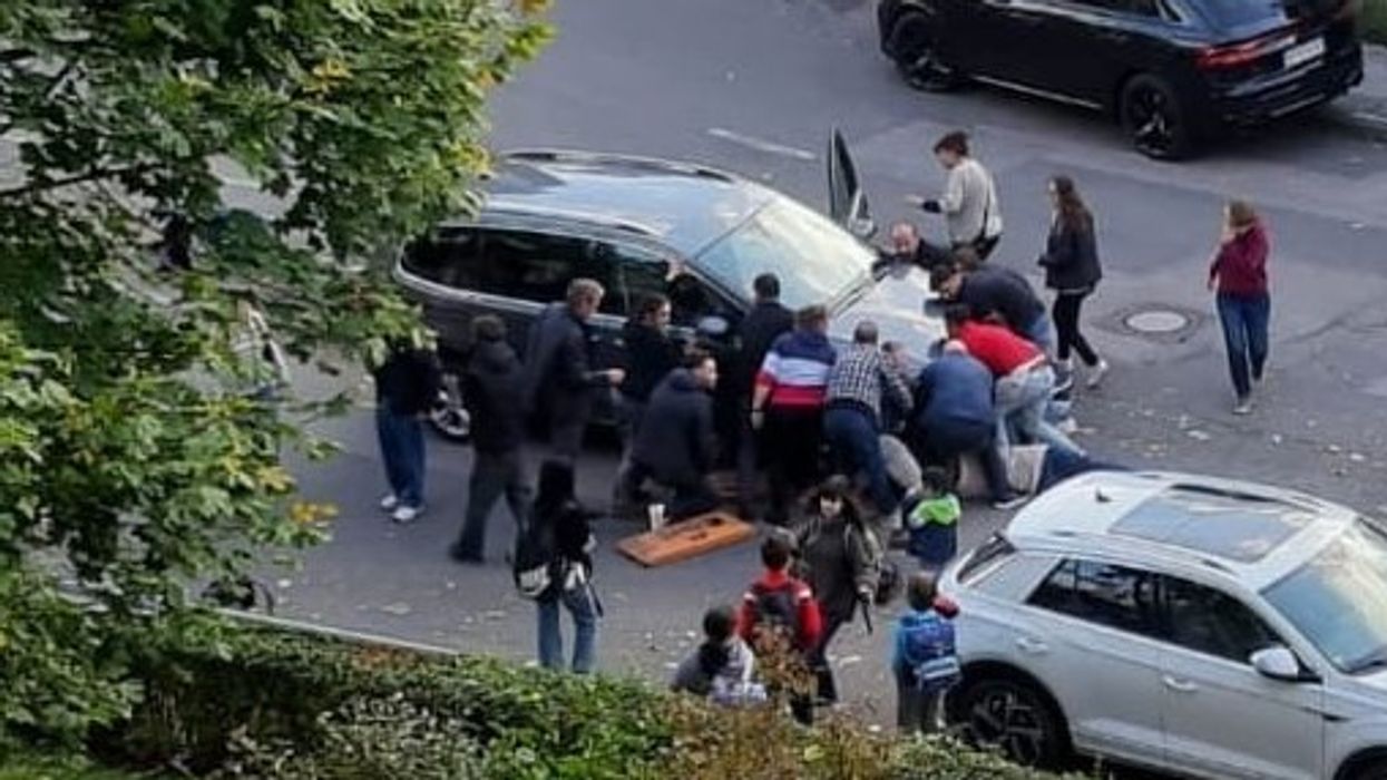 Heroizëm në rrugë – një grua që ishte ‘bllokuar nën një makinë’ shpëtohet falë veprimit të shpejtë të kalimtarëve në Stuttgart të Gjermanisë