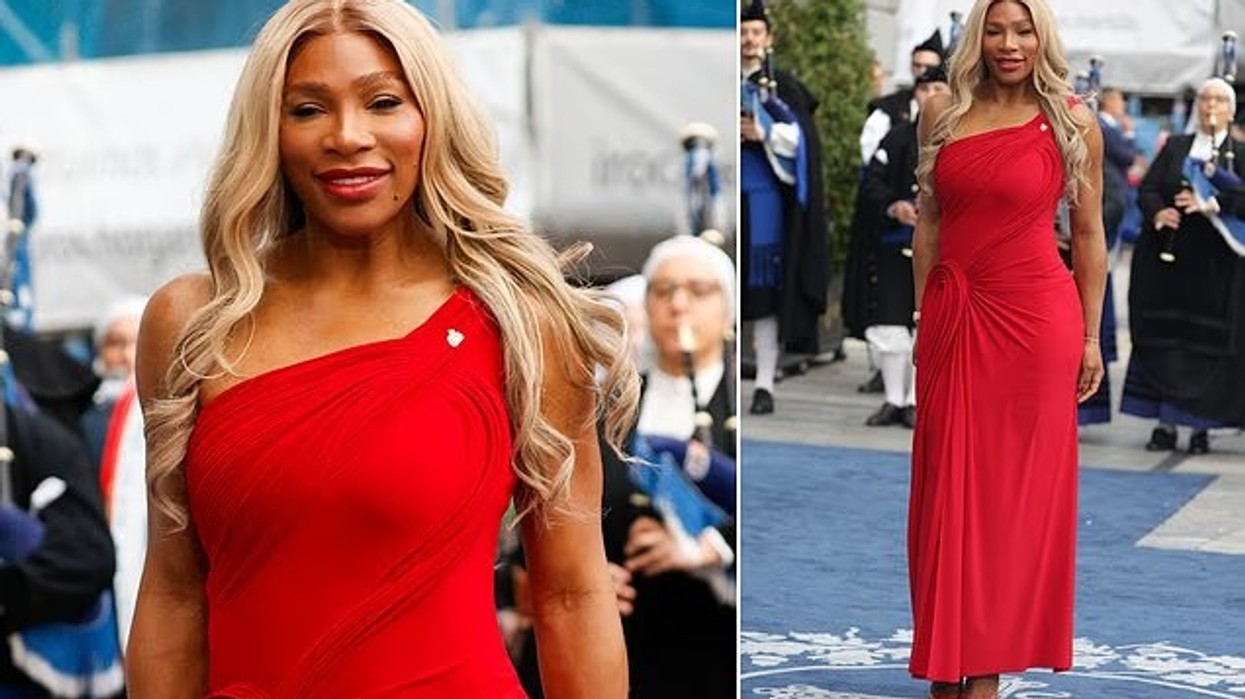 Serena Williams duket e mrekullueshme me një fustan elegant të kuq, ndërsa merr Çmimin e Princeshës së Asturias për Sport në Spanjë
