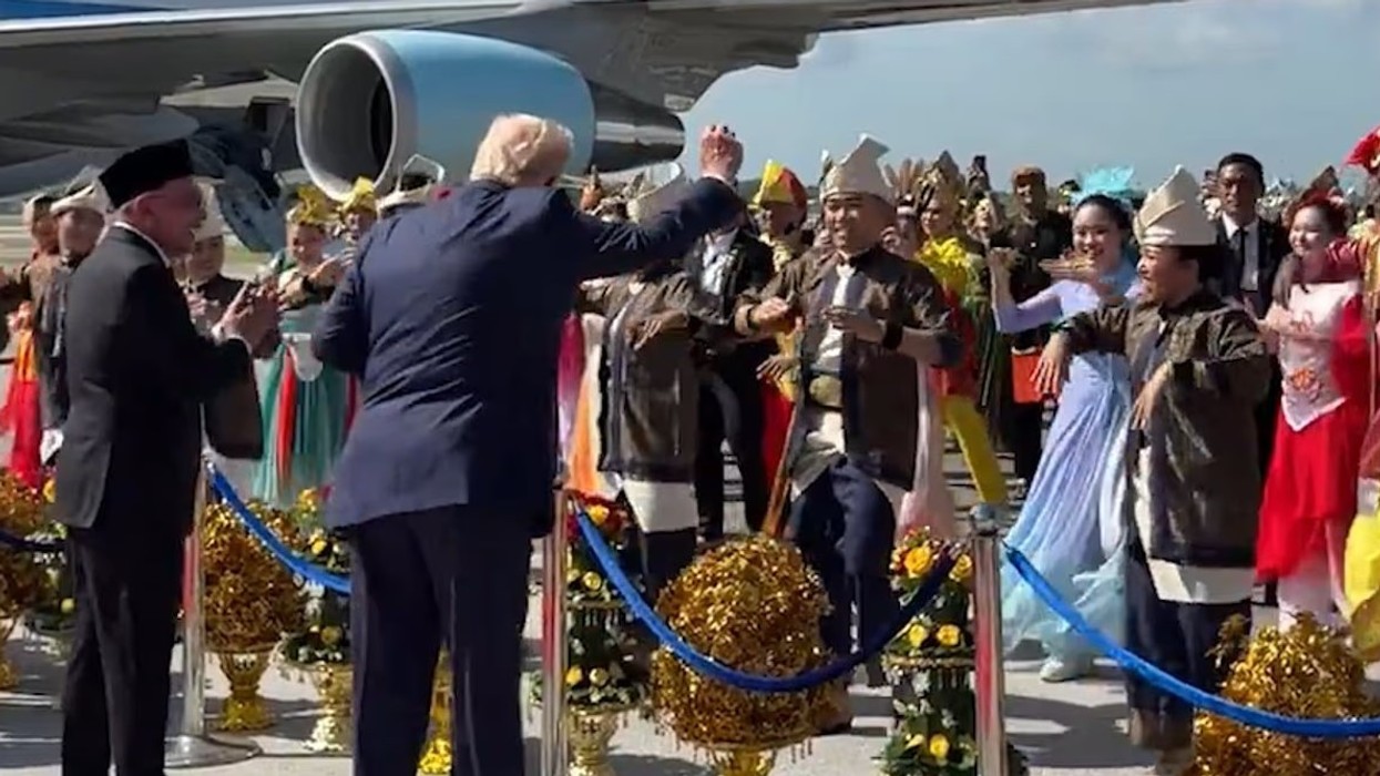 Trump performon vallen ikonike me artistë malajzianë ndërsa nis udhëtimin e tij në Azi