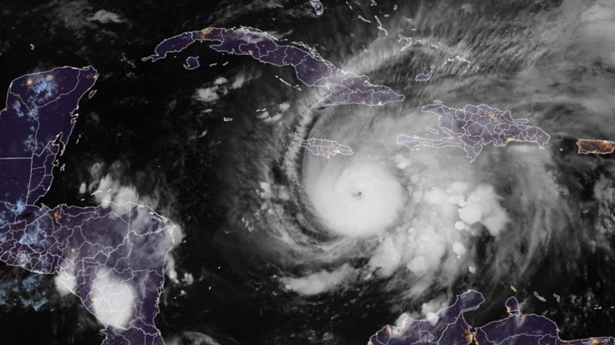 Uragani Melissa forcohet ndërsa i drejtohet Xhamajkës – parashikime për përmbytje katastrofike, thirrje banorëve të kërkojnë strehim menjëherë