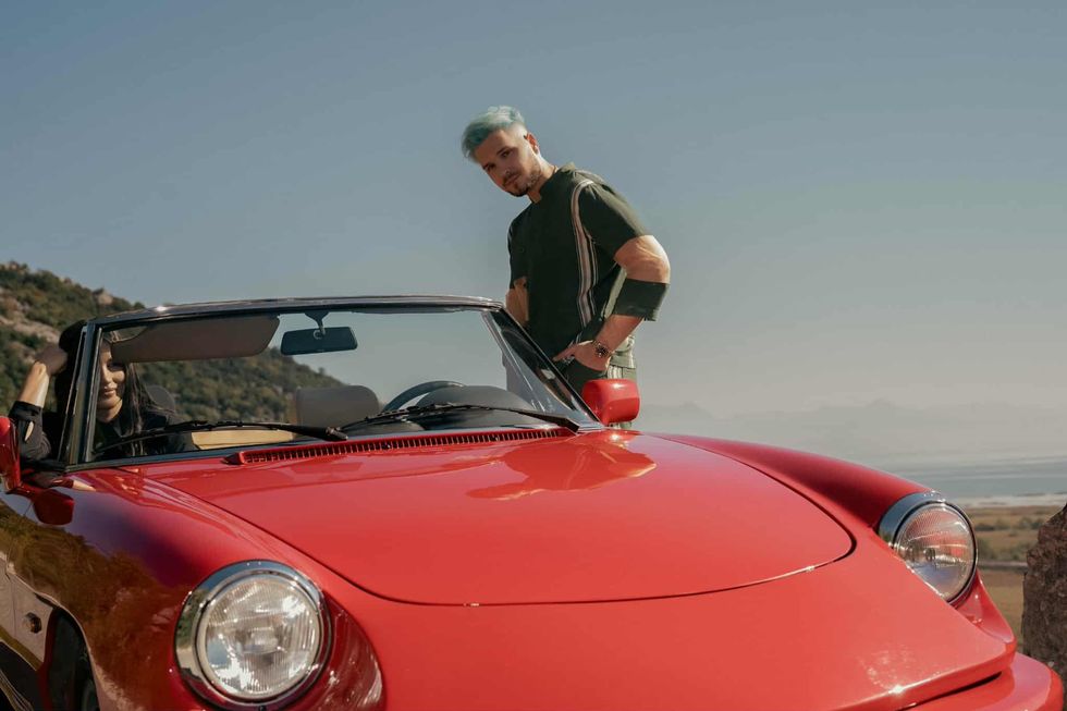 David Dreshaj befason fansat me dukjen e re me flokë të kaltra në klipin ri “Lady Flame”