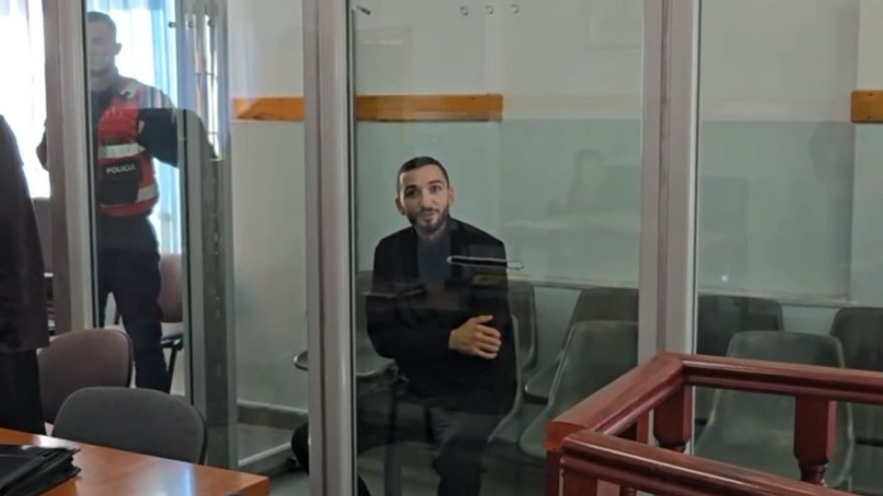 Vrau babanë e tij, Gjykata e Durrësit lë në burg 25-vjeçarin