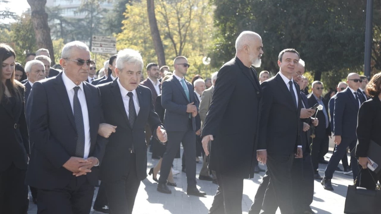 Homazhet për Nanon bashkojnë Kurtin dhe Ramën, shihen krah për krah