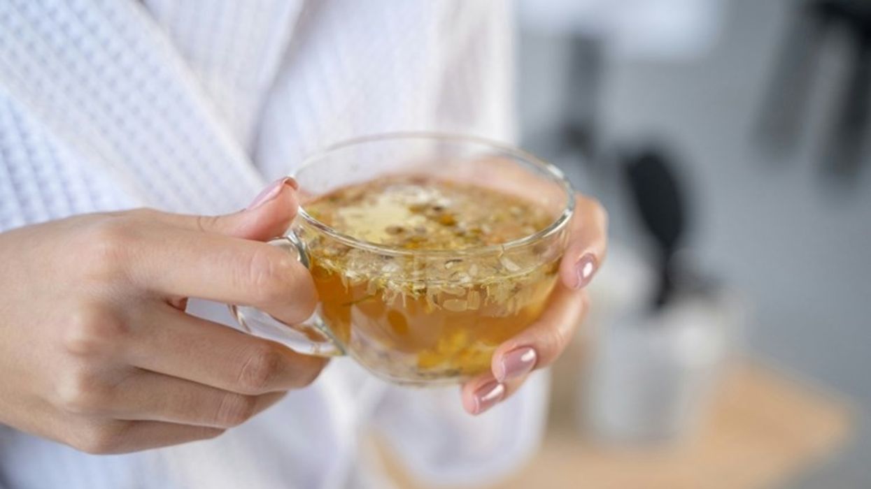 Dy çajra që pihen më mirë në mëngjes për detoksifikim dhe humbje më të lehtë në peshë