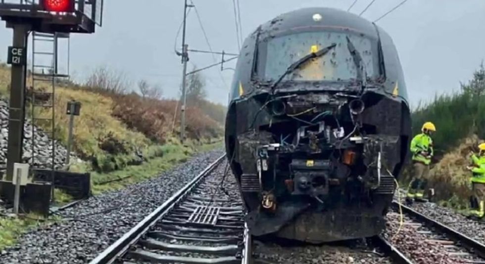 Treni del nga shinat në Angli, evakuohen udhëtarët