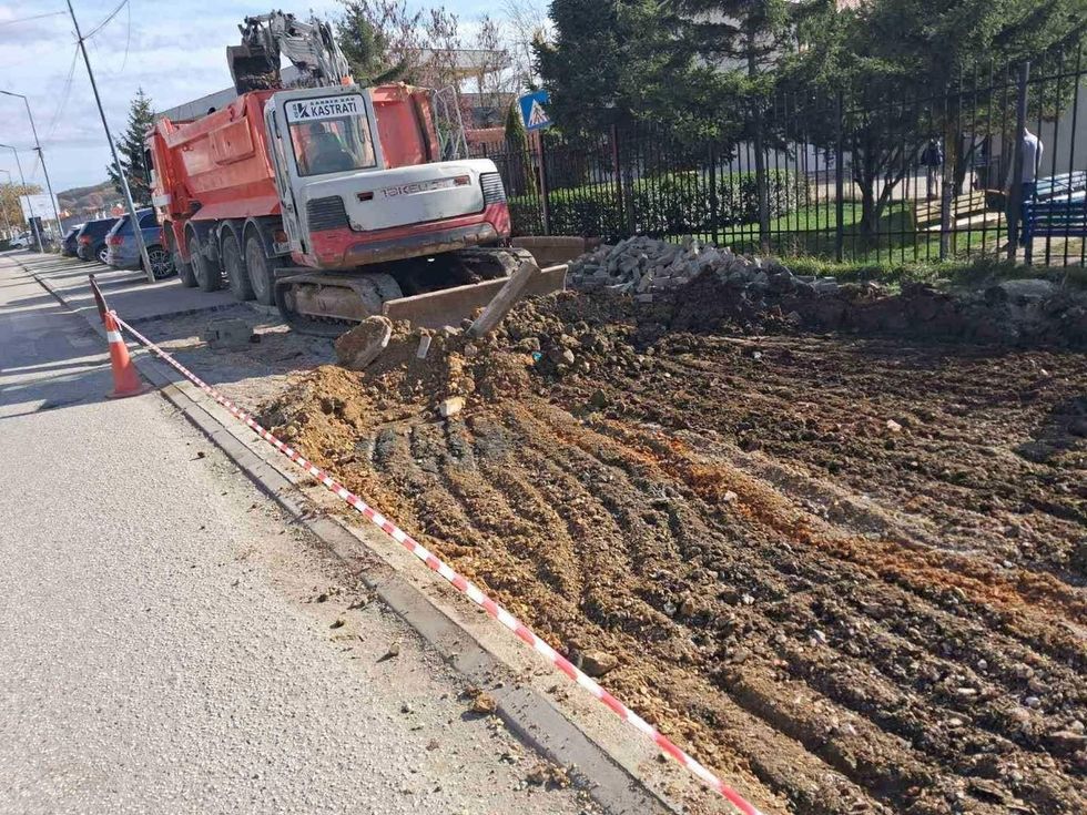 Komuna e Drenasit nis rregullimin e parkingut për autobusët e shkollës "Xheladin Gashi-Plaku"