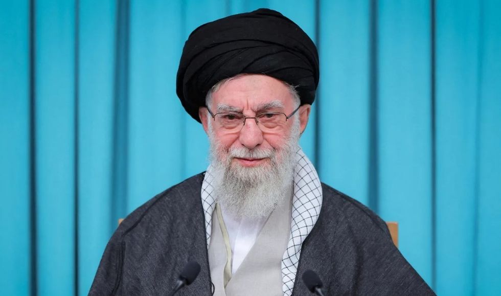 Irani do të bashkëpunojë me SHBA-në vetëm nëse braktis Izraelin, thotë Khamenei