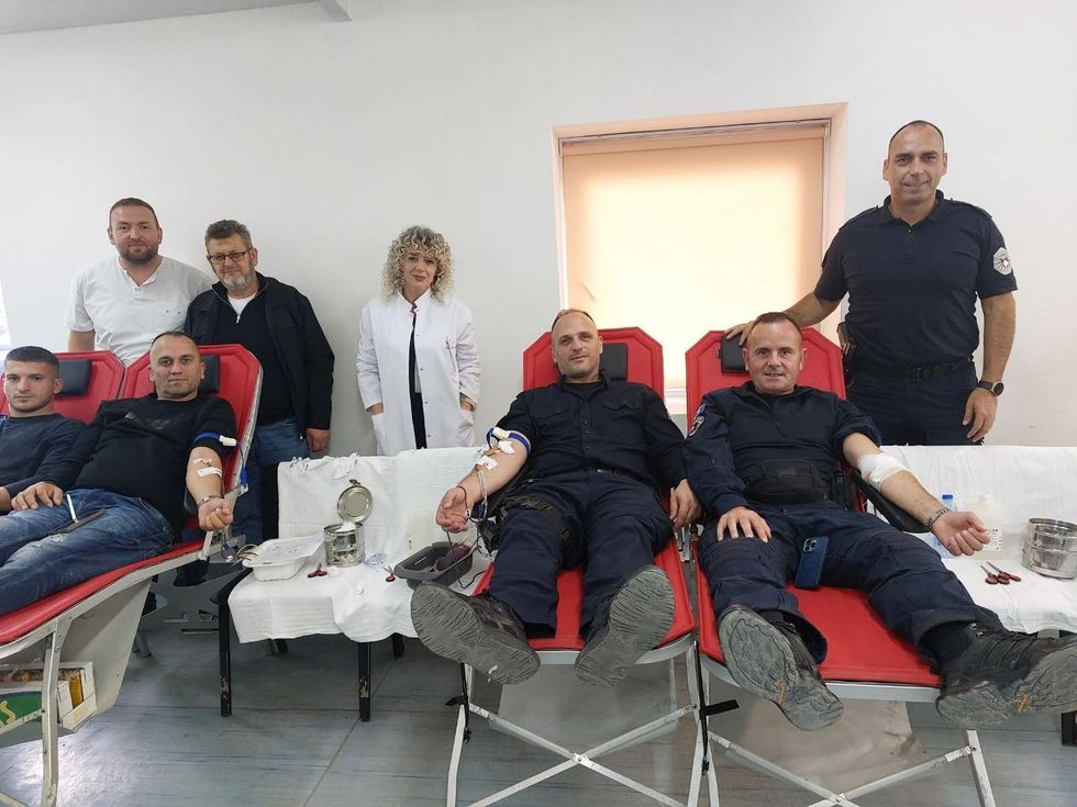 Pjesëtarët e Njësisë Speciale të Policisë së Kosovës dhurojnë gjak në kampin "Bellvedere" në Mitrovicë