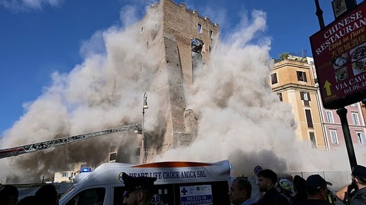 Momenti kur kulla e lashtë 30 metrëshe pranë Koloseut të Romës shembet para turistëve