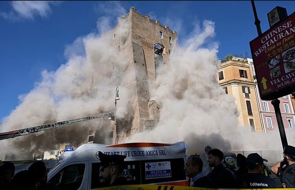 Momenti kur kulla e lashtë 30 metrëshe pranë Koloseut të Romës shembet para turistëve