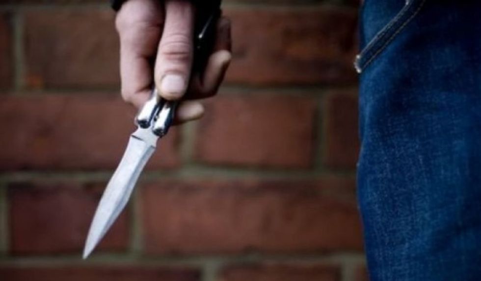 I sulmoi me thikë, lëndohen rëndë dy persona në Suharekë