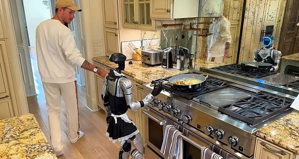 Roboti humanoid përpiqet të gatuajë një tigan, përfundon duke e hedhur ushqimin në dysheme