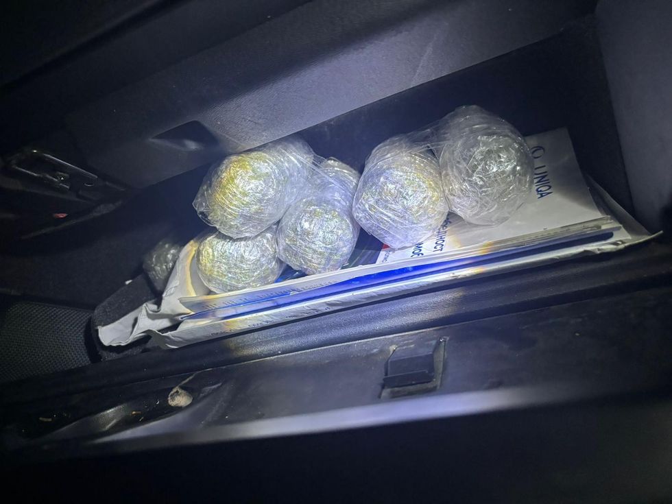 Ndalohen dy persona nga rrethina e Tetovës, u gjendet drogë në automjet