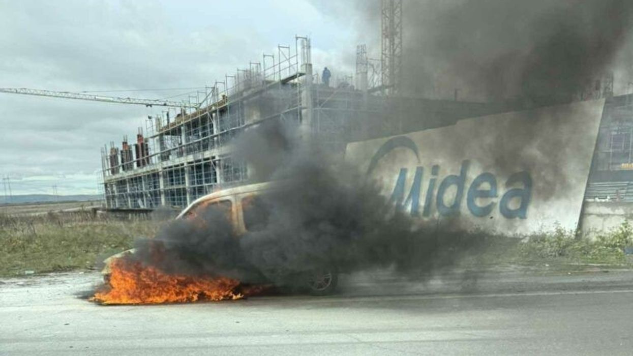 Vetura përfshihet nga flakët në rrugën Prishtinë-Ferizaj, ende nuk dihen shkaqet