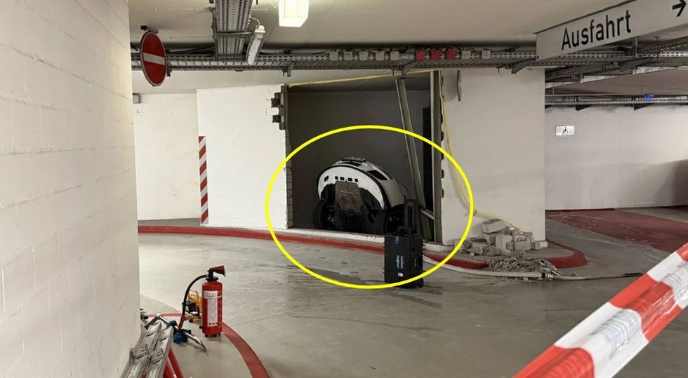 Aksident i pazakontë në një garazh në Gjermani – i moshuari përplas makinën për muri, përfundon i bllokuar në boshtin e ventilimit pas tij