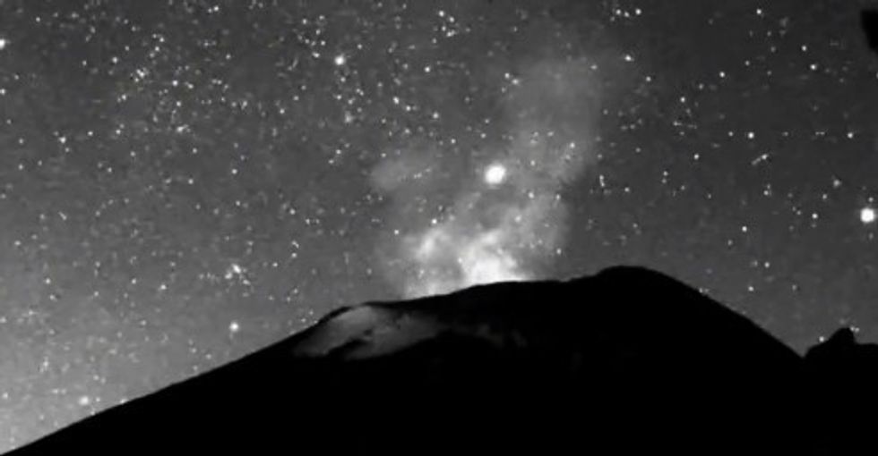 Një 'UFO' u pa duke fluturuar mbi vullkanin aktiv, përpara se të zhduket