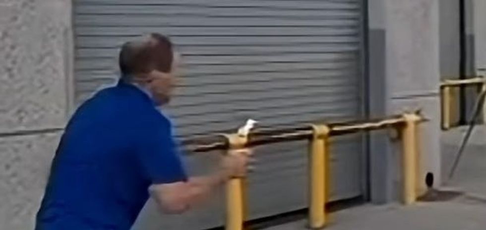 Burri përdor kaushin për të kapur topthin e akullores nga 11 metra largësi