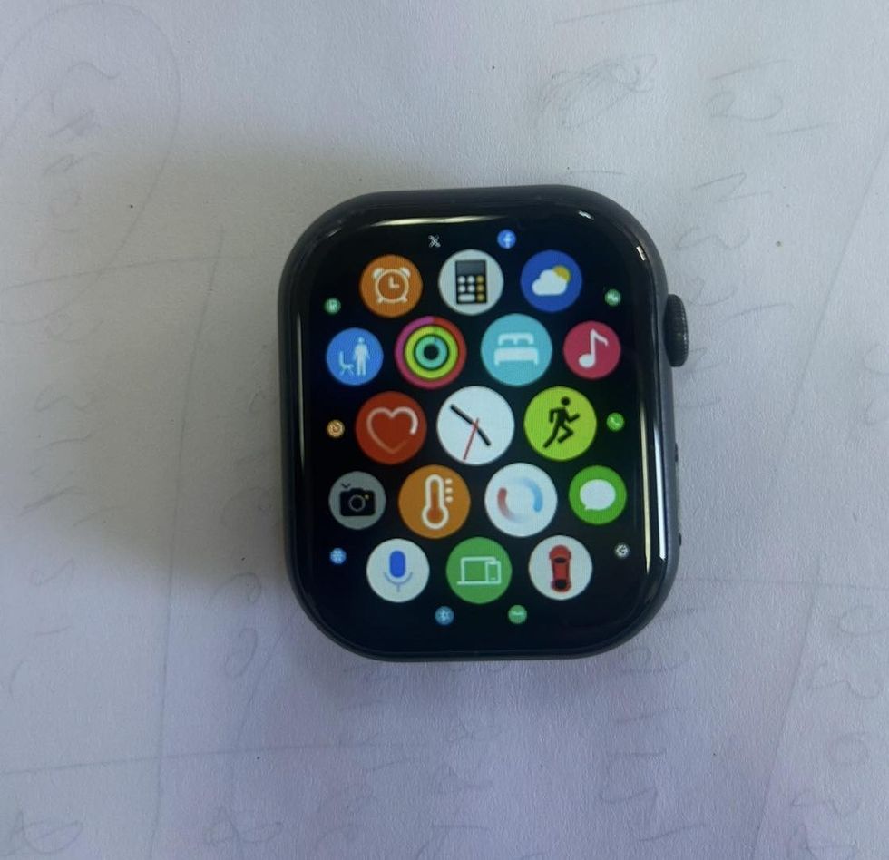 Dogana e Kosovës ndalon mallra të falsifikuara me markën “Apple”