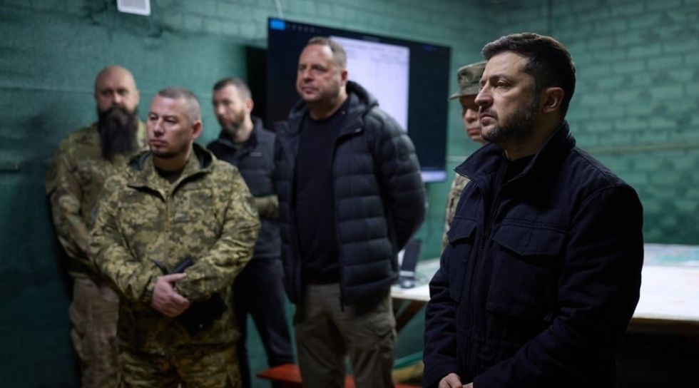 Zelensky viziton trupat e vijës së frontit, përfshirë luftëtarët e Azovit