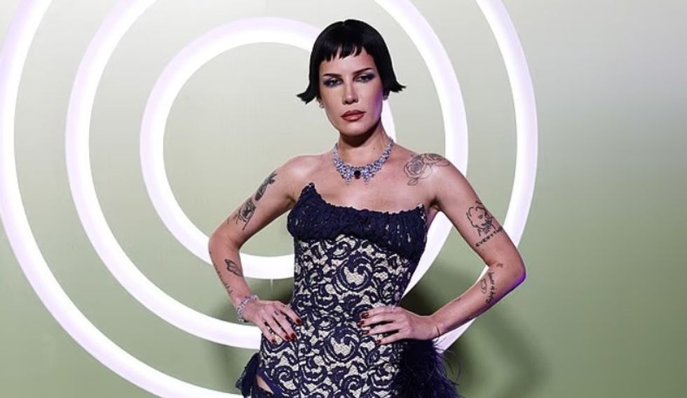 Halsey përfundon në spital pas një urgjence mjekësore, por rikthehet menjëherë në skenë