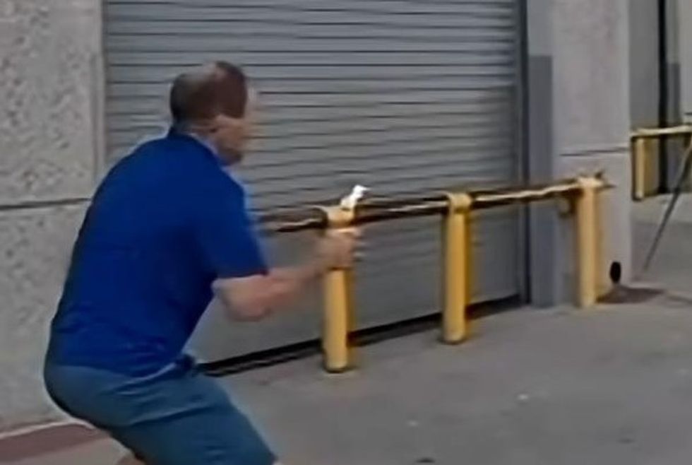 Burrë përdor kon për të kapur një top akullore nga një distancë prej 19 metrave