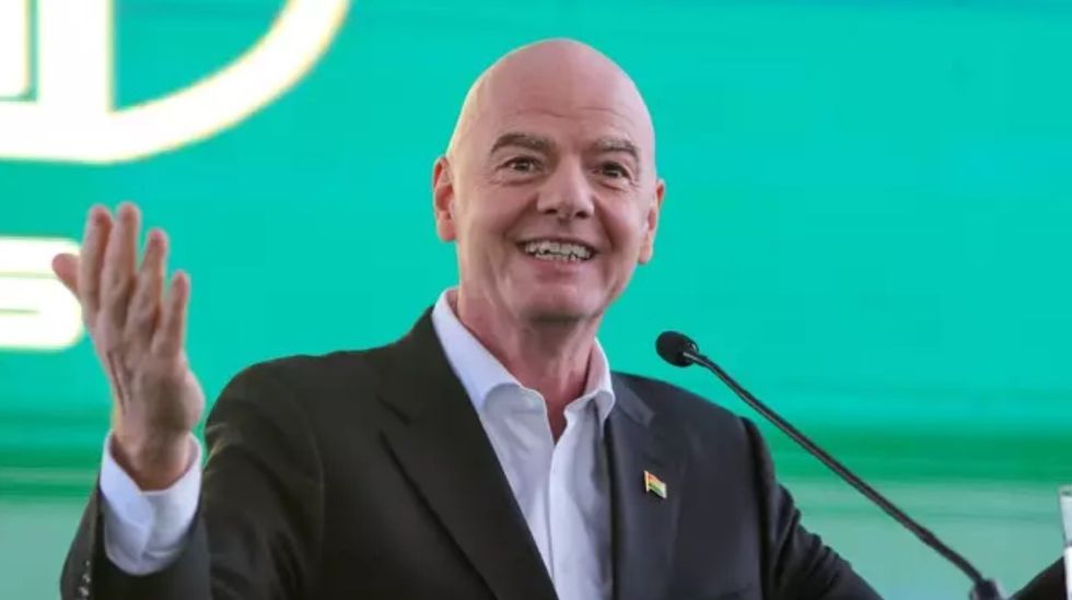 FIFA përjashton shtatë lojtarë pas skandalit të dokumenteve të falsifikuara