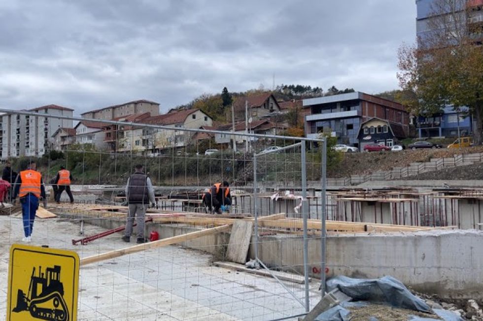 Rinisin punimet në urën që lidhë Mitrovicën, Nimani: Po hetohet rasti i rritjes së nivelit të ujit