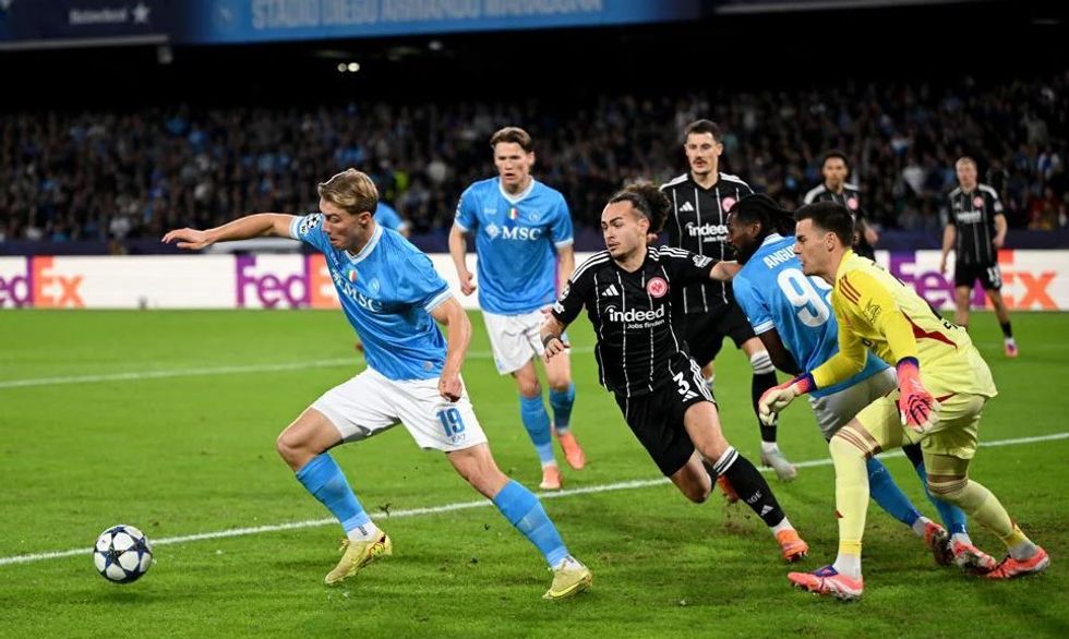 Napoli ndalet në shtëpi nga Frankfurti – paraqitje pozitive e Amir Rrahmanit