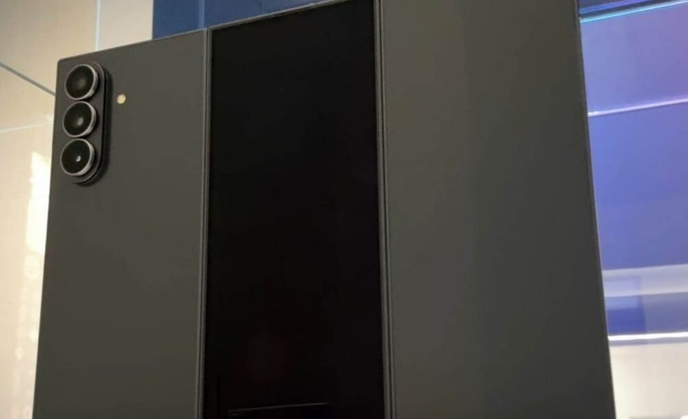 Një video e re zbuloi pamjen e telefonit inteligjent me palosje të trefishtë të Samsungut