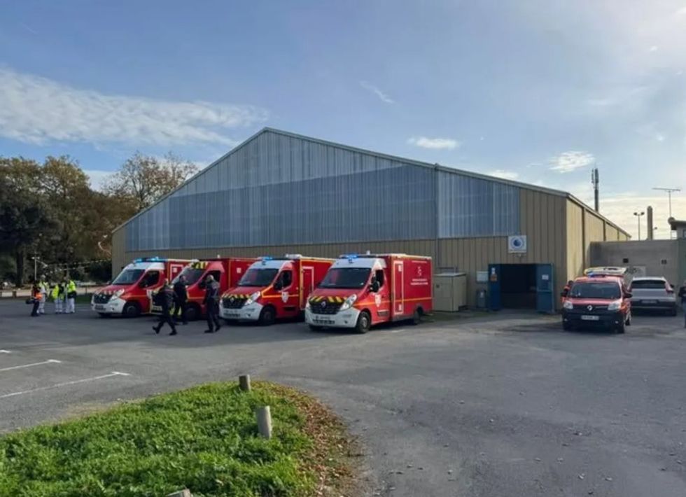 Disa të lënduar rëndë pasi shoferi goditi me veturë 10 persona në ishullin francez