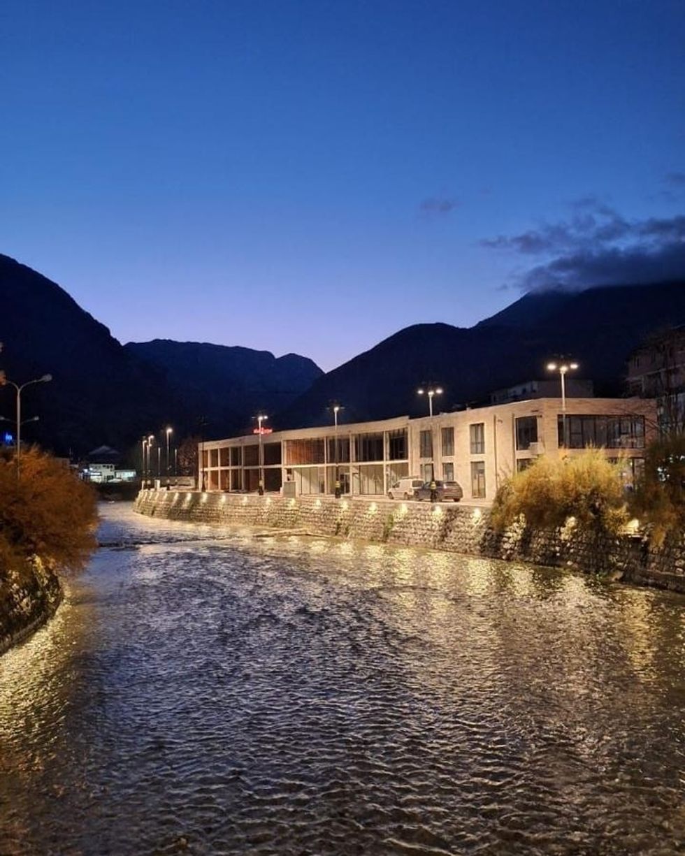 Muhaxheri: Pak fjalë e shumë punë, Peja po ndriçohet çdo ditë