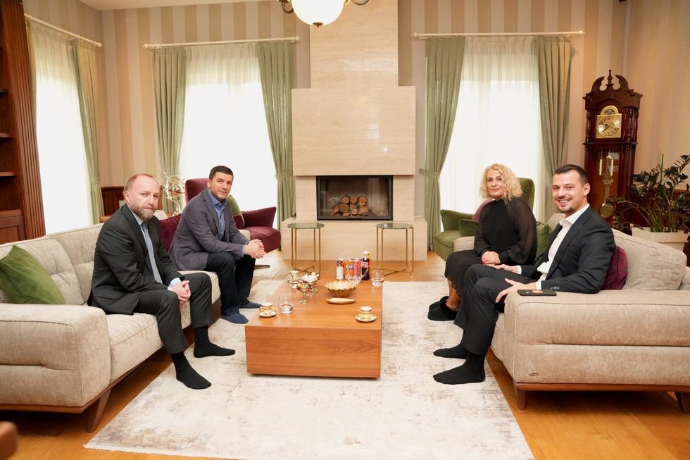 Memli Krasniqi viziton familjet Thaçi, Veseli dhe Krasniqi