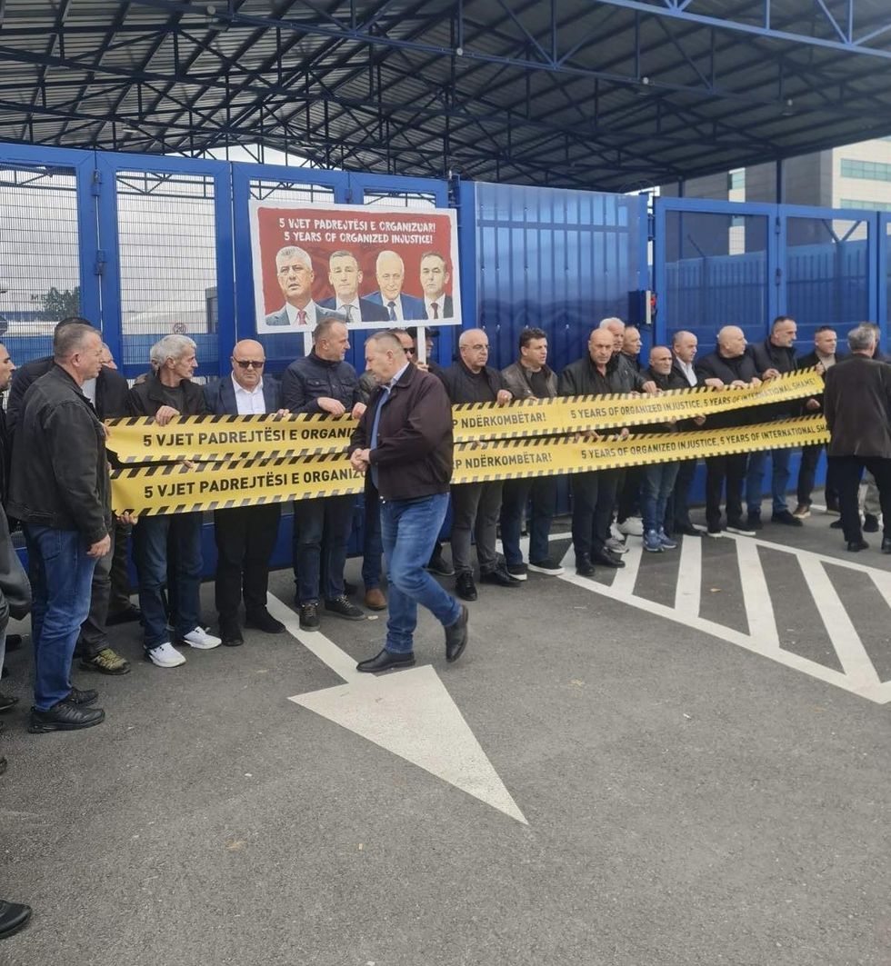 Aksion simbolik para bazës së EULEX-it, OVL-UÇK kërkon drejtësi për ish-krerët e UÇK-së