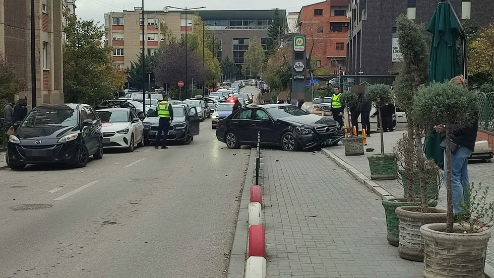 Aksidenti mes tri veturave në Aktash, lëndohen dy persona