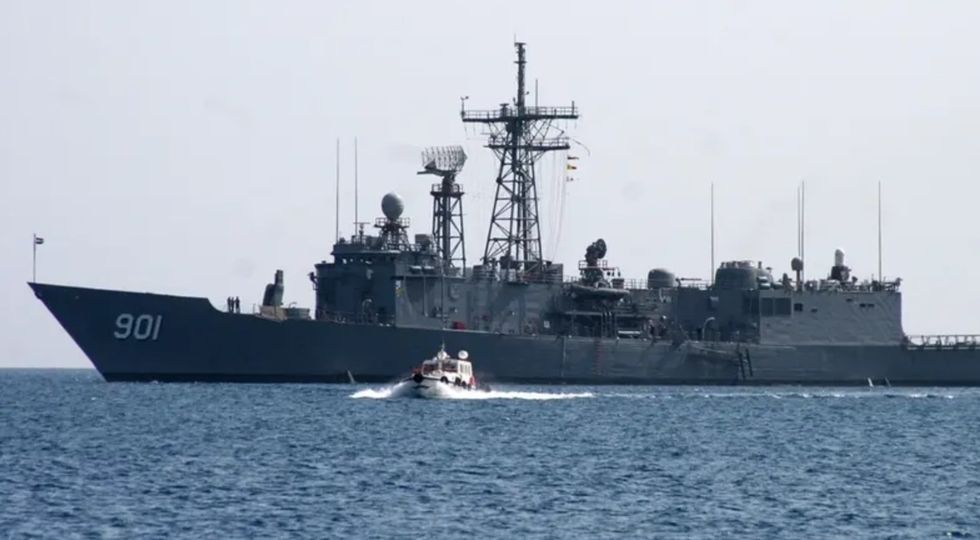 BE dërgon anije luftarake në brigjet e Somalisë pas sulmit të dyshuar pirat