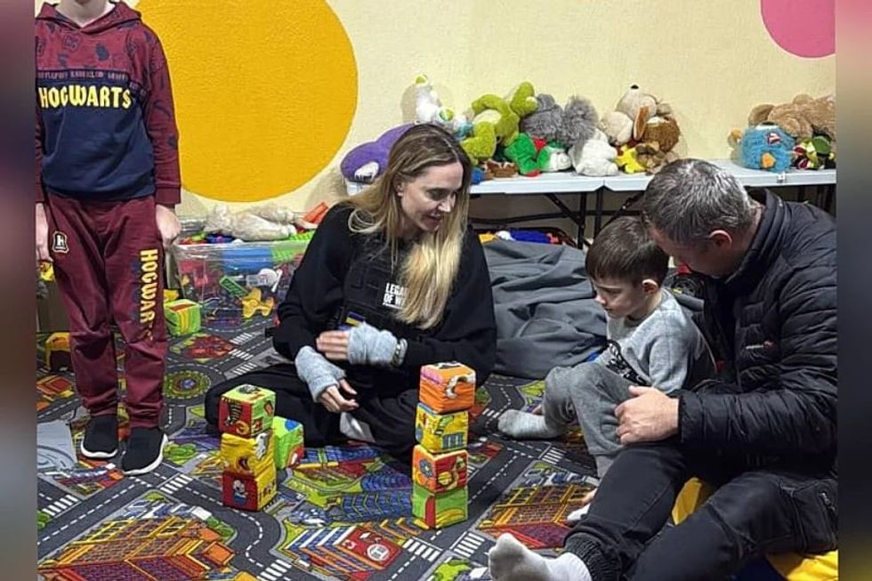 Angelina Jolie viziton Khersonin, një qytet ukrainas që është në vijën e parë të frontit