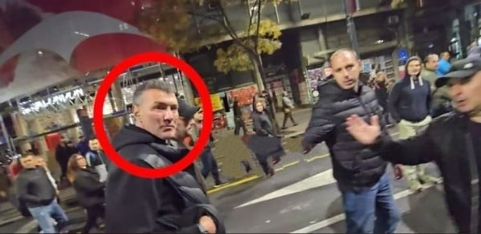 Zyrtari i partisë së Vuçiqit sulmoi gazetarët në tubimin e Beogradit