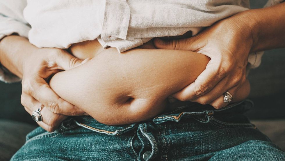 Pse dhjami grumbullohet pikërisht në bark gjatë menopauzës? Ja çfarë këshillojnë ekspertët e Harvardit