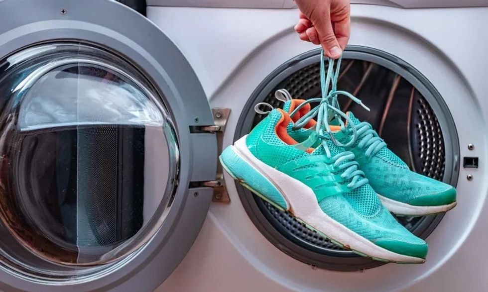 Si t’i lani atletet në rrobalarëse pa i dëmtuar - do të duken si të reja pas tharjes