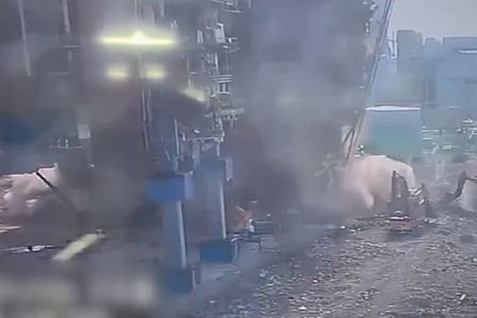 Një kullë 60 metra e lartë shembet në Korenë e Jugut - raportohet për të vdekur dhe të zhdukur