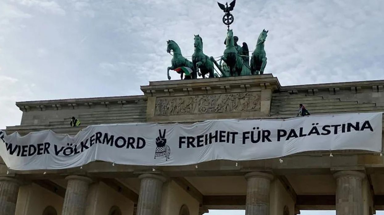 Aktivistët pro-palestinezë u ngjitën në Portën e Brandenburgut
