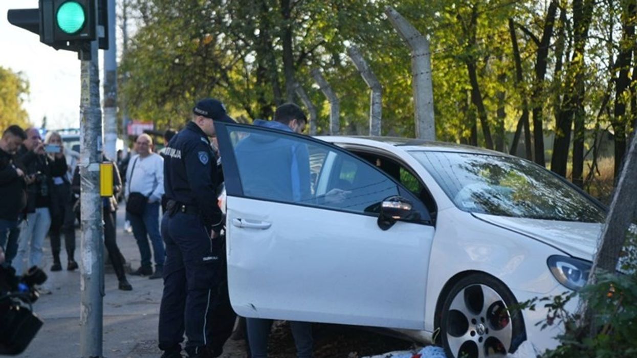 Një veturë përplasi një grup njerëzish në Beograd, disa të lënduar
