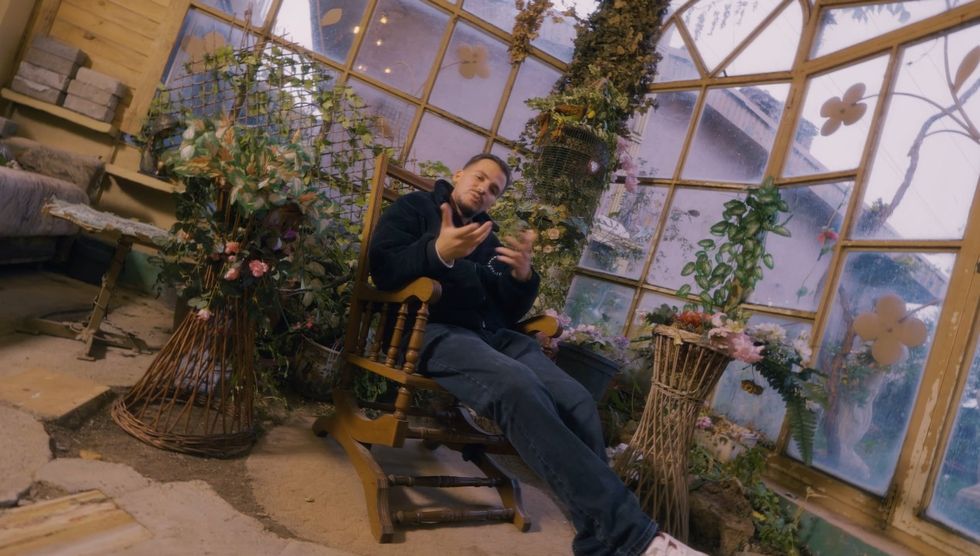 Halidi rikthehet me një projekt të ri muzikor, një baladë e ndjerë për një dashuri të thyer