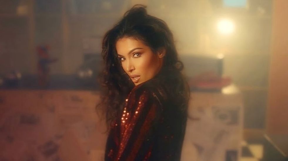 Nora Istrefi sjell versionin e ri të hitit klasik ‘Me Ritëm Do Vallëzoj’ të Eliza Dushkut