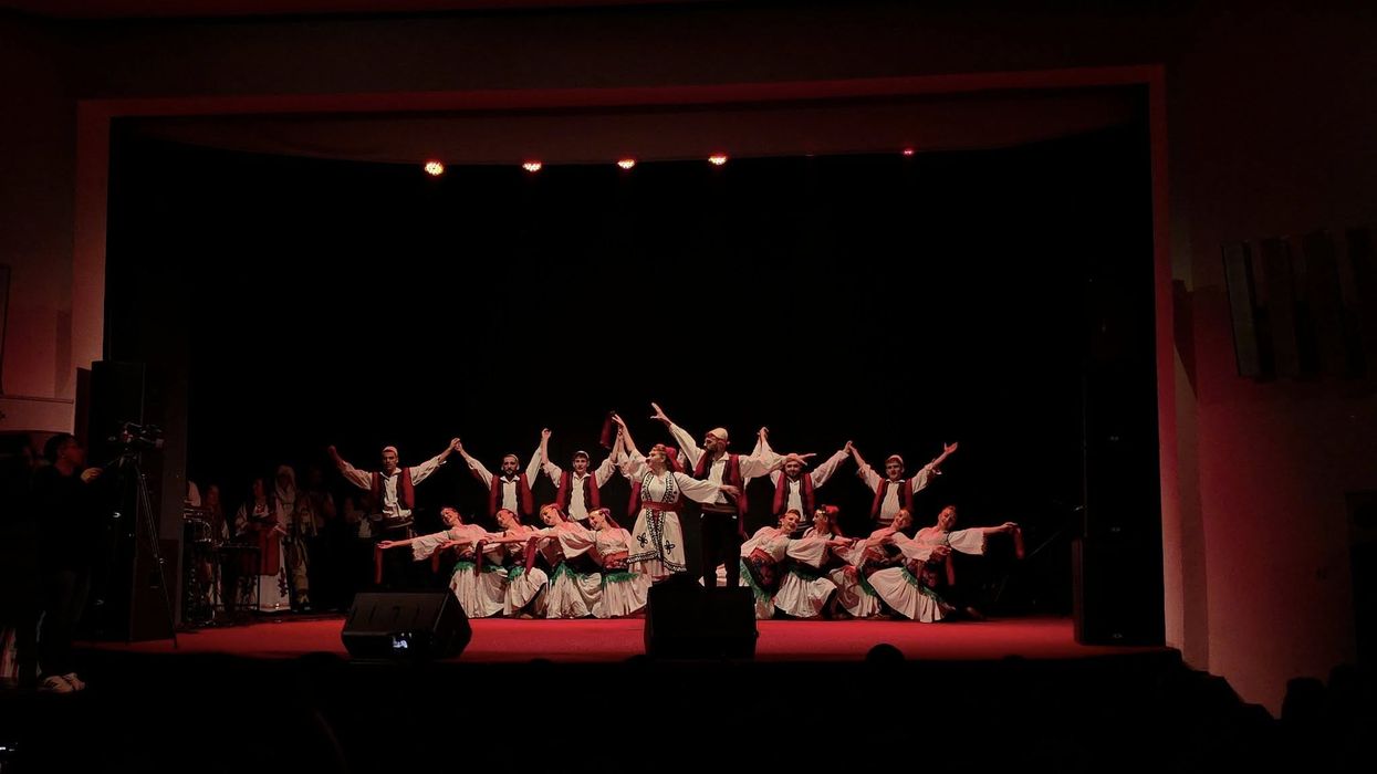 Ansamble e artistë nga vendi e rajoni nderojnë Sali Bajrën në një program të veçantë në Kaçanik