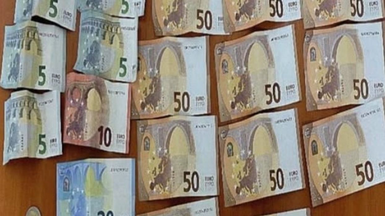 Tre fëmijë nga Ferizaj dorëzojnë në polici një kuletë me para dhe dokumente, Policia i falënderon publikisht