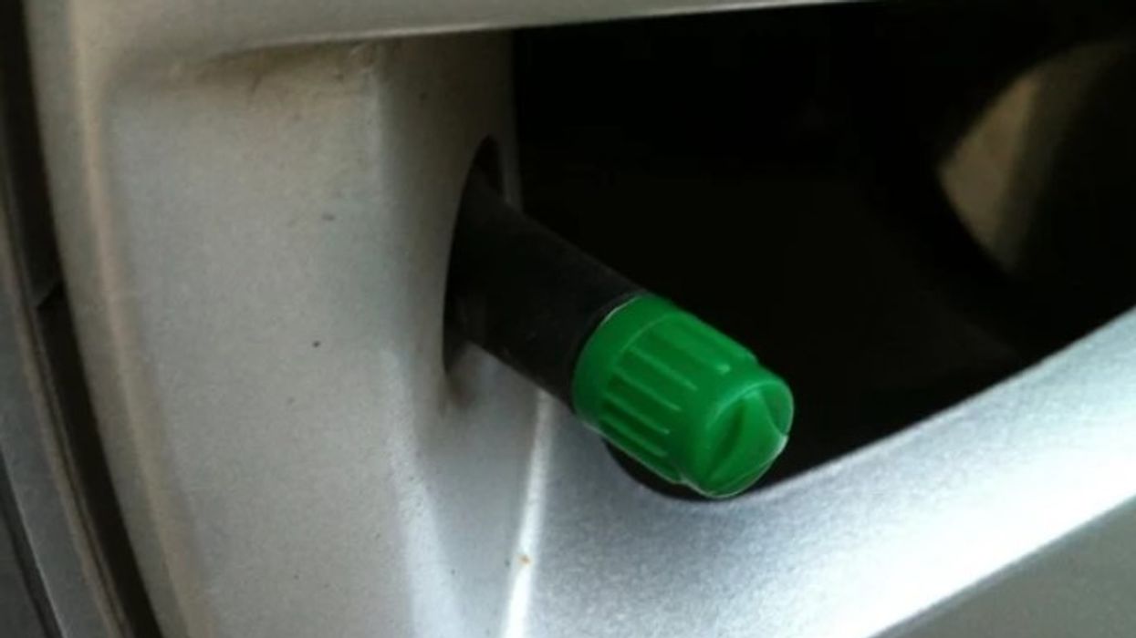 Kapakët e valvuleve të gomave me ngjyrë jeshile - a e dini pse i vendosin?